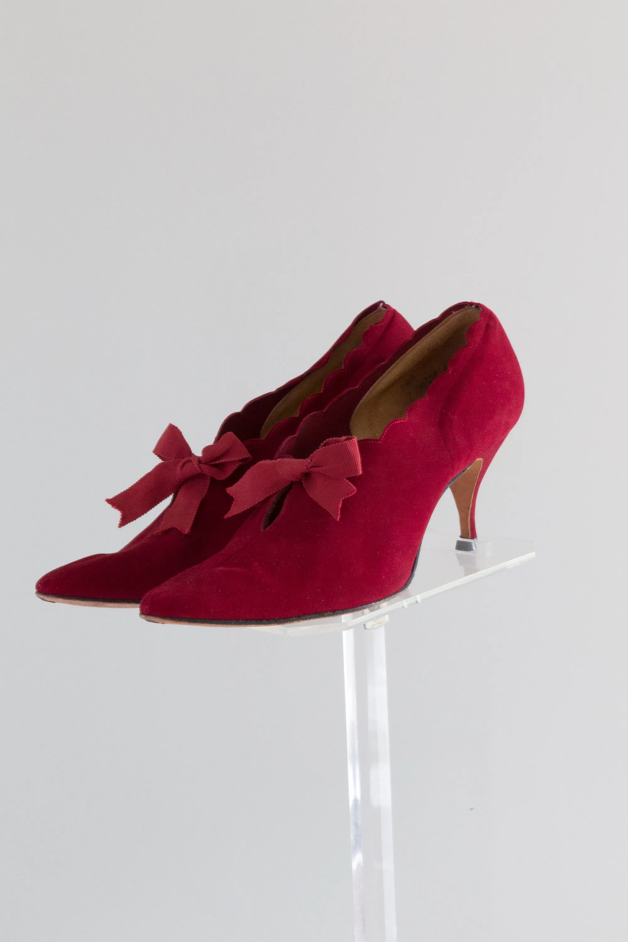 1950's Red Velvet Suede Scalloped Heels With Bow // Sz 7.5