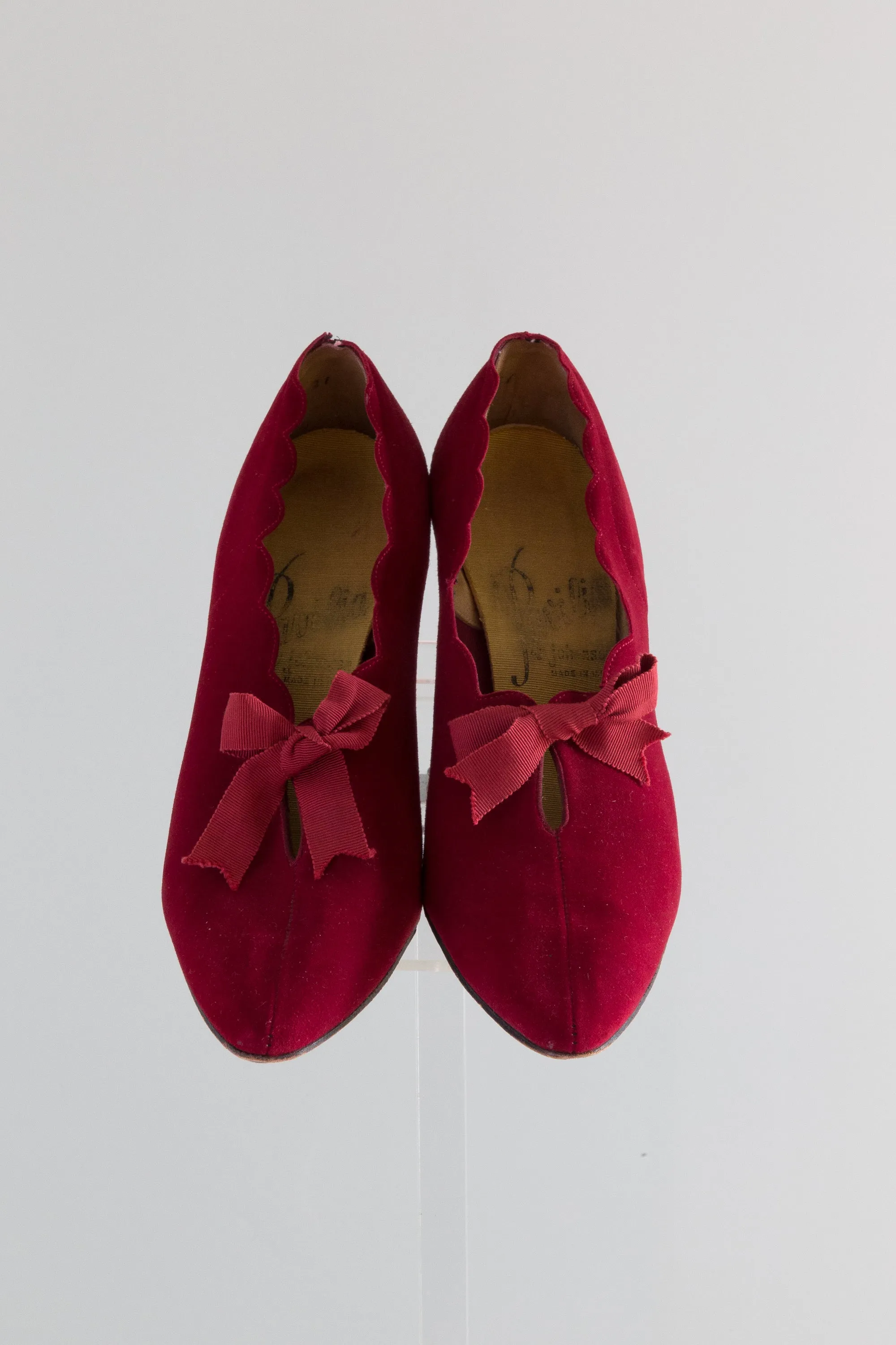 1950's Red Velvet Suede Scalloped Heels With Bow // Sz 7.5