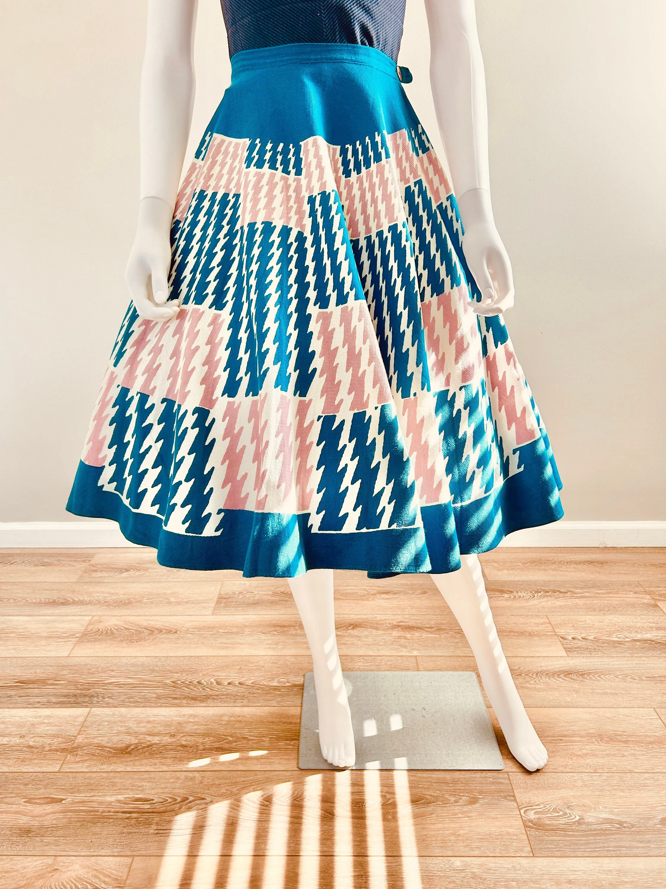 Vintage 1950s Circle Skirt / 50s retro houndstooth print skirt / Size XS